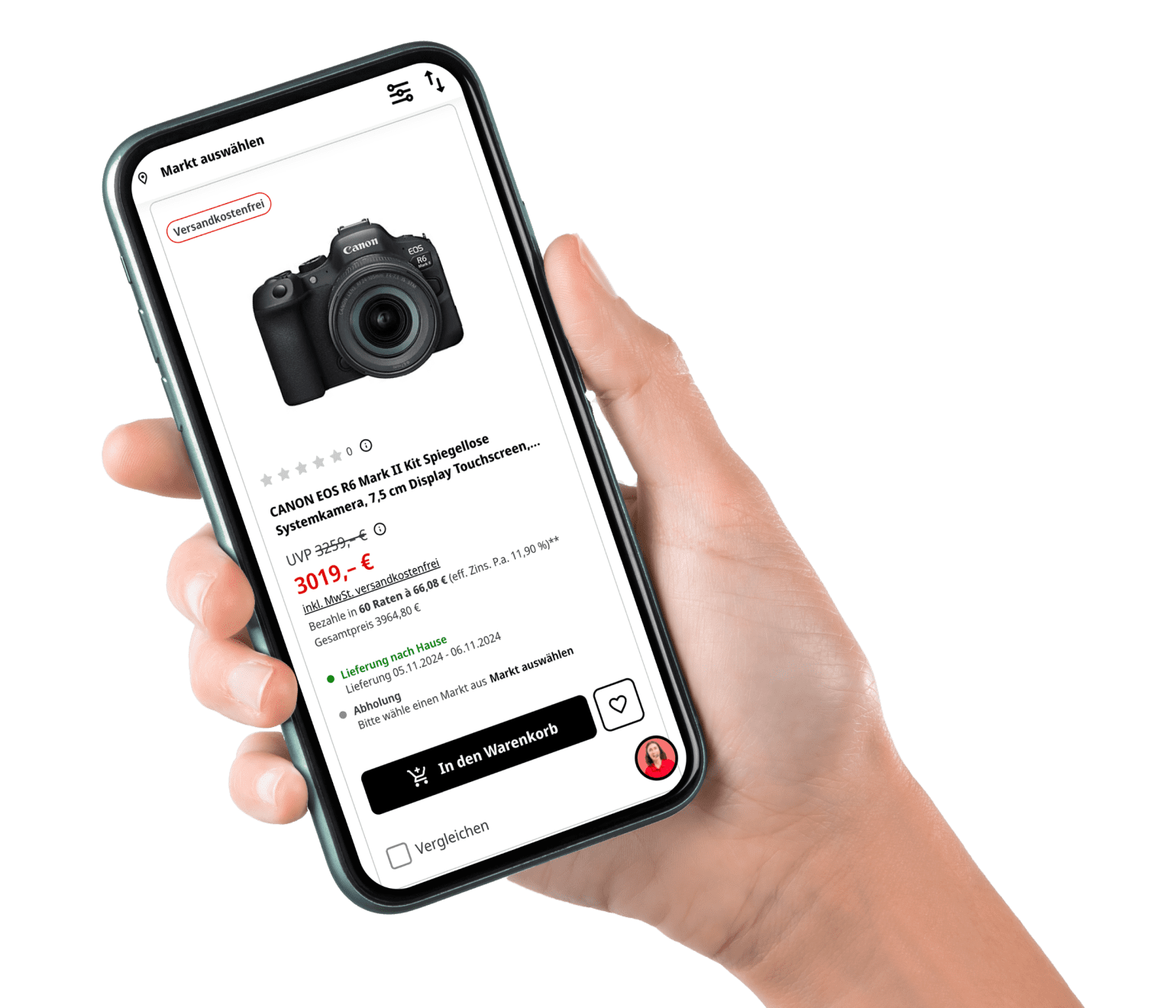 hand_MMS_02 1@2x Ein Smartphone in der Hand zeigt die Produktseite für die Canon EOS R6 Mark II Systemkamera. Auf dem Bildschirm sind der Produktname, der Preis, sowie die Information zu kostenlosem Versand und Lieferzeiten sichtbar. Als weitere Option kann das Produkt auch im Markt abgeholt werden.