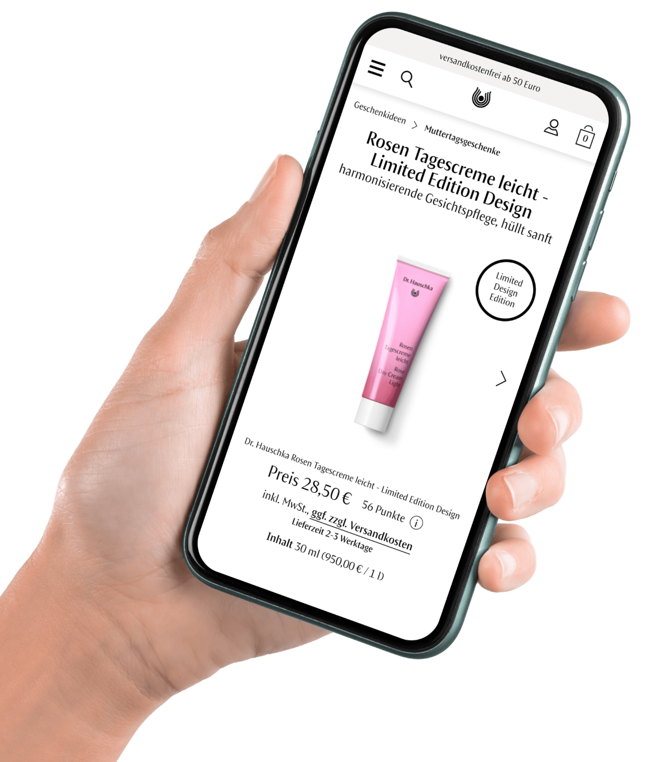 Ein Smartphone in der Hand zeigt eine Produktseite für die Rosen Tagescreme leicht von Dr. Hauschka in einer Limited Edition. Auf dem Bildschirm ist die Tube der Creme abgebildet, zusammen mit Preisangaben und weiteren Produktinformationen, wie z. B. 30 ml Inhalt und die Lieferzeit von 2-3 Werktagen.